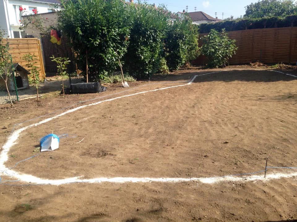 Teichform wird im Garten abgesteckt